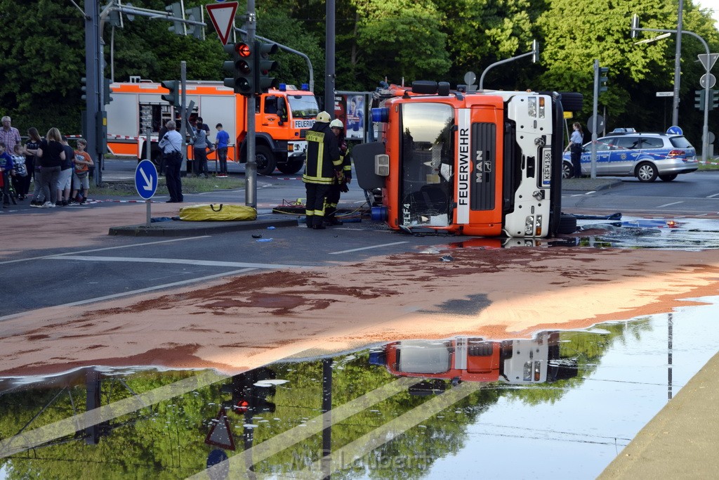 TLF 4 umgestuerzt Koeln Bocklemuend Ollenhauer Ring Militaerringstr P082.JPG - Miklos Laubert